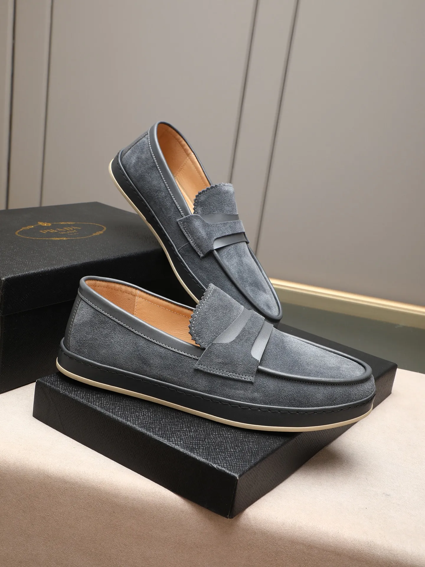 Men's men's shoes 💰P420 🆕🔥New update🔥👟PRADA (Prada) new products are released, imported soft cowhide, fashionable to allow air to penetrate the entire shoe, and the awesome shoes [strong] bring an extremely comfortable and breathable feeling! Beautiful inside and out! Exquisite workmanship, top-grade cowhide material, 😌Number: 38~44 (45 customized) 4 colors of black, blue, gray to choose from.